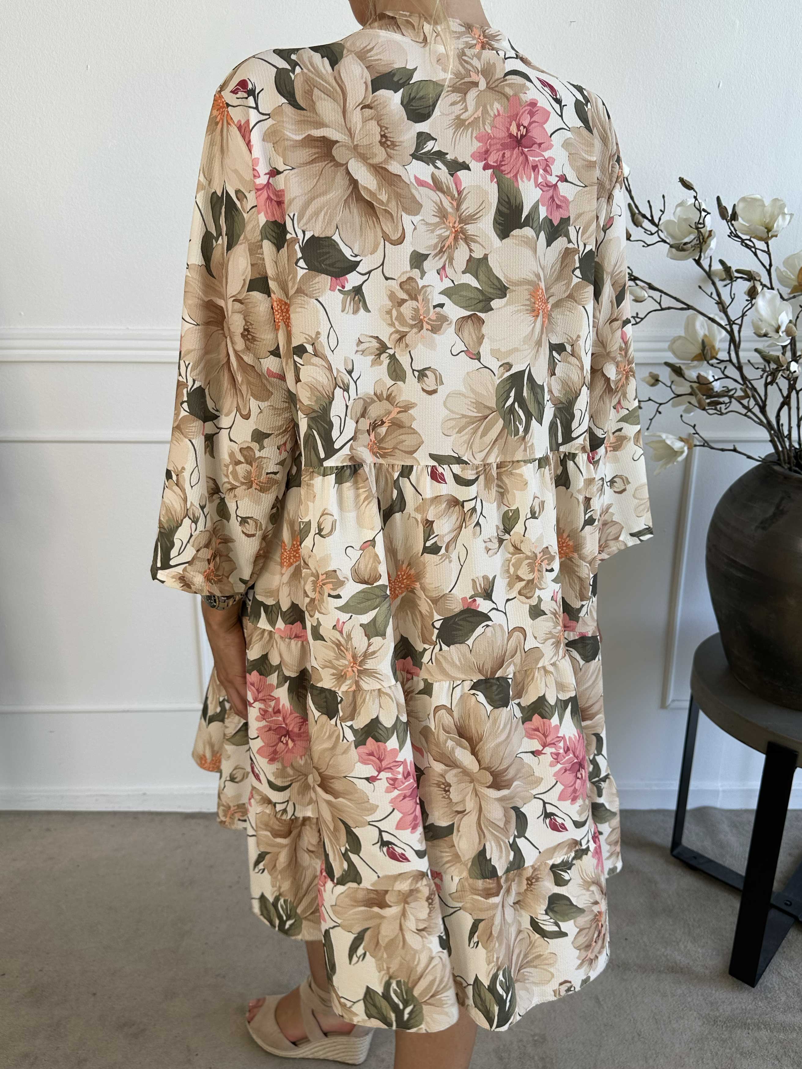 Flower Dress - Sød blomstret kjole med lag på lag look